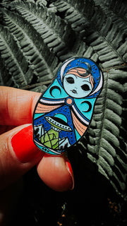 Stay Weird – Alien Cute & Creepy Doll Hard Enamel Pin (Glow in the Dark)