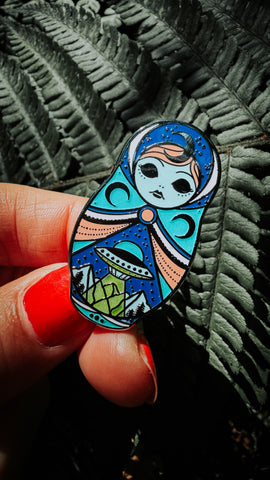Stay Weird – Alien Cute & Creepy Doll Hard Enamel Pin (Glow in the Dark)