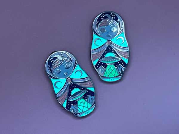 Stay Weird – Alien Cute & Creepy Doll Hard Enamel Pin (Glow in the Dark)