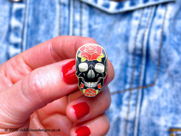 Skulls & Roses Gold Enamel Pin